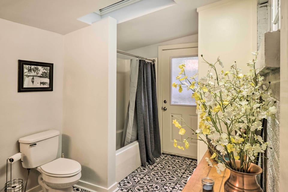 Full Bathroom | Towels Provided