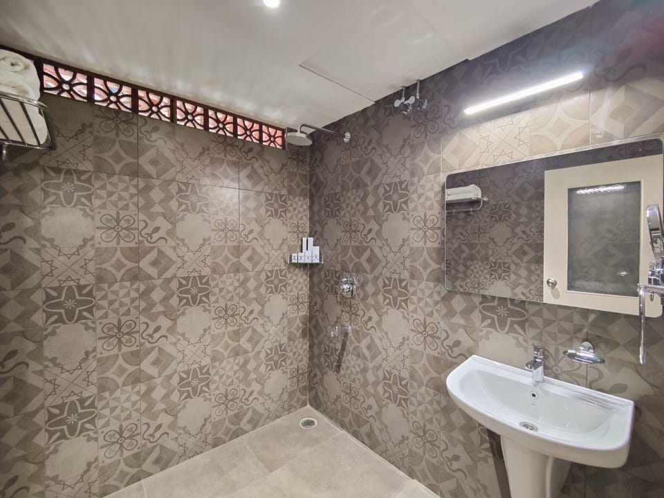 Superior Suite | Bathroom | Shower, rainfall showerhead, towels