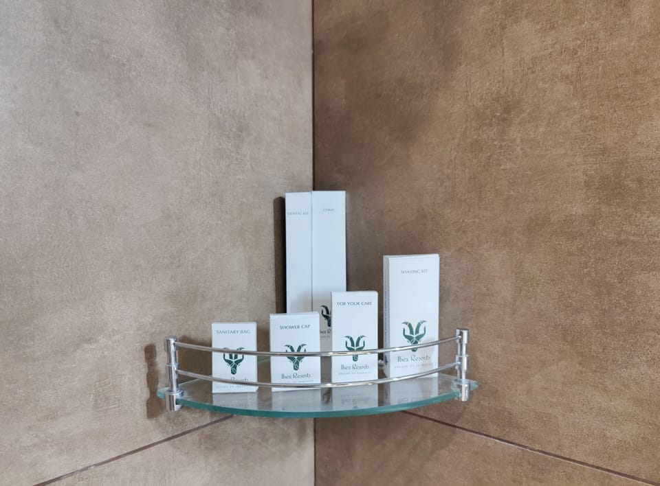 Superior Suite | Bathroom | Shower, rainfall showerhead, towels