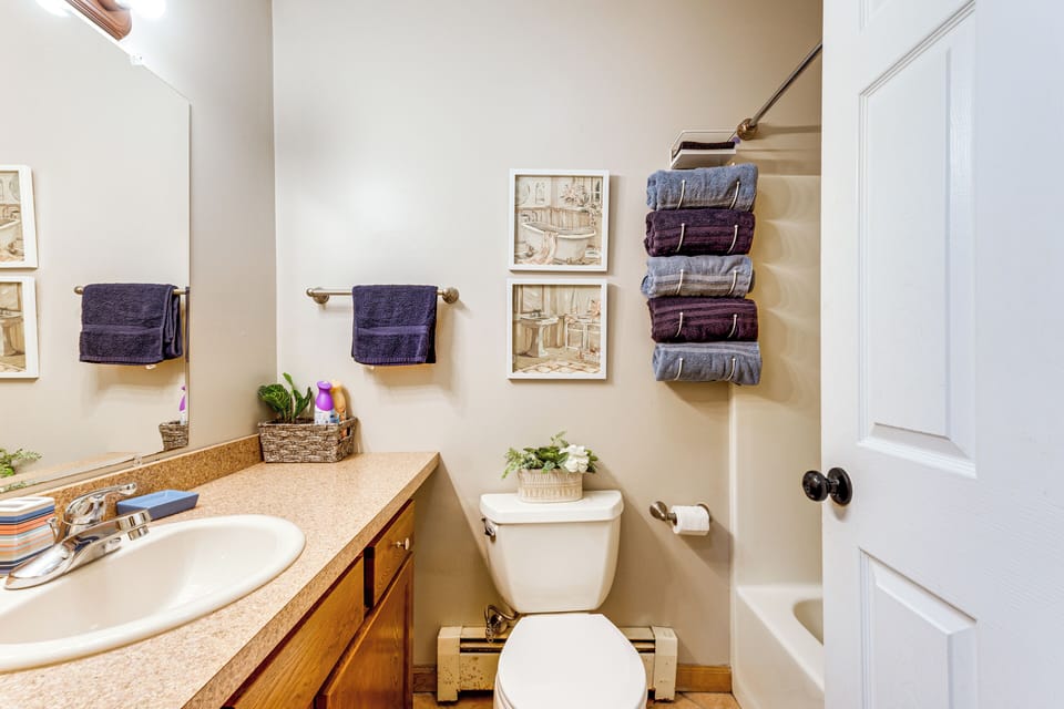 Full Bathroom | Towels Provided
