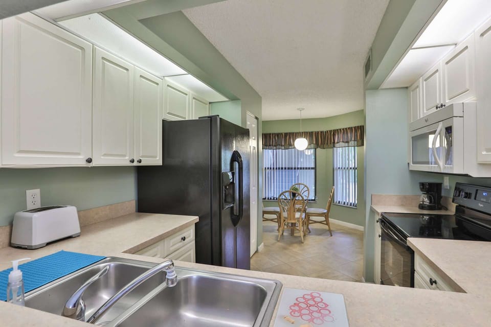 Fully equipped kitchen with stemware, glasses, plates etc.