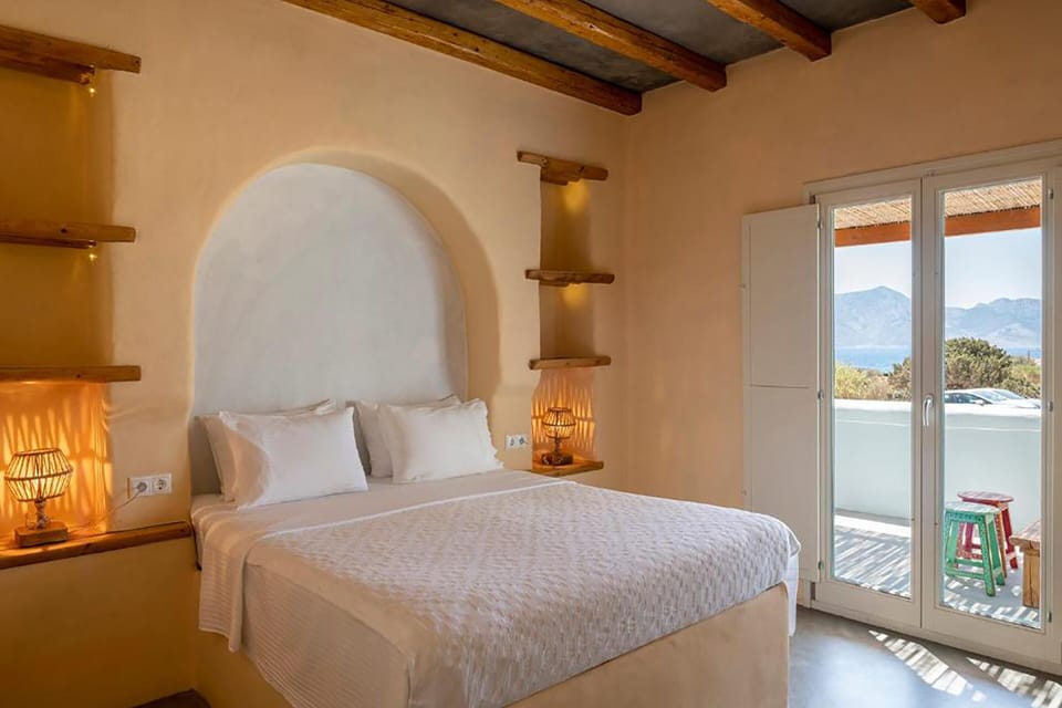 Deluxe Studio Suite | Premium bedding, minibar, laptop workspace, soundproofing