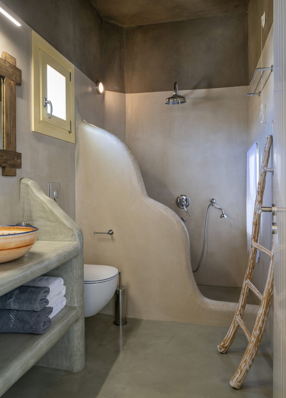 Elite Studio Suite, Sea View | Bathroom | Shower, rainfall showerhead, free toiletries, hair dryer