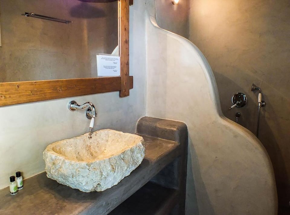 Shower, rainfall showerhead, free toiletries, hair dryer