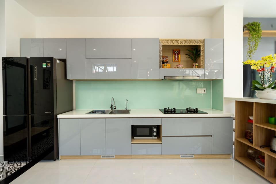 Shared fridge, microwave, stovetop, electric kettle