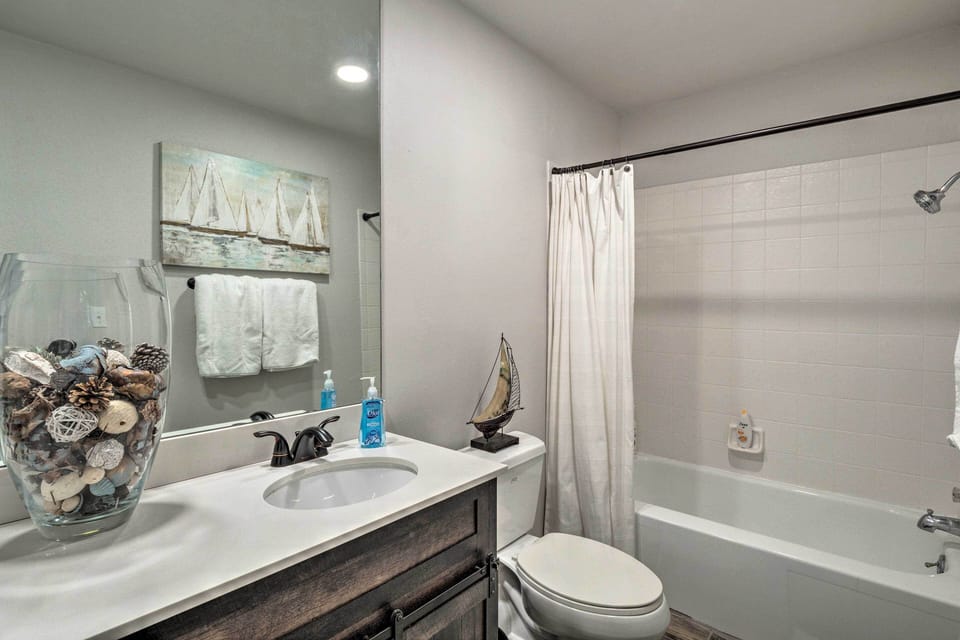 Full Bathroom | Towels & Linens Provided