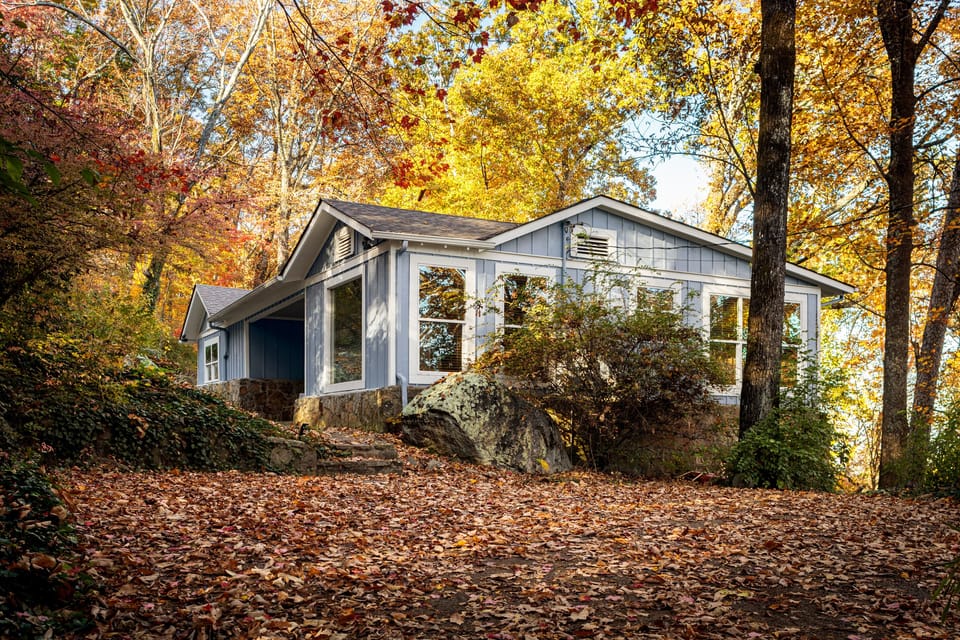 Mount Nouveau sleeps 6 and the wooded driveway holds 3 standard sized cars. 