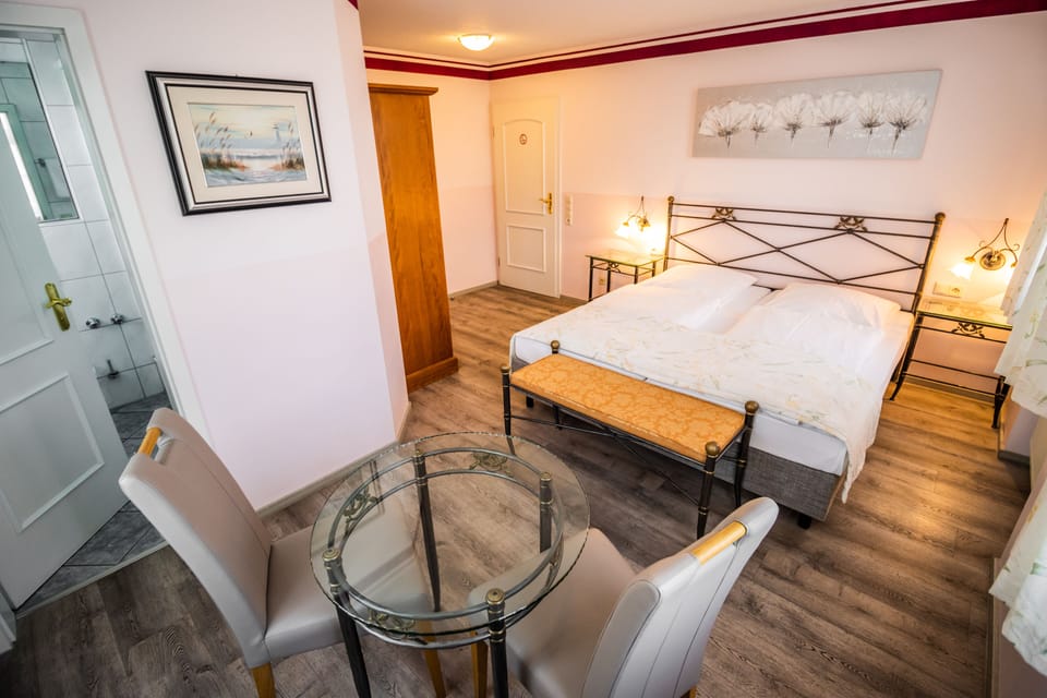 Desk, soundproofing, free WiFi, bed sheets