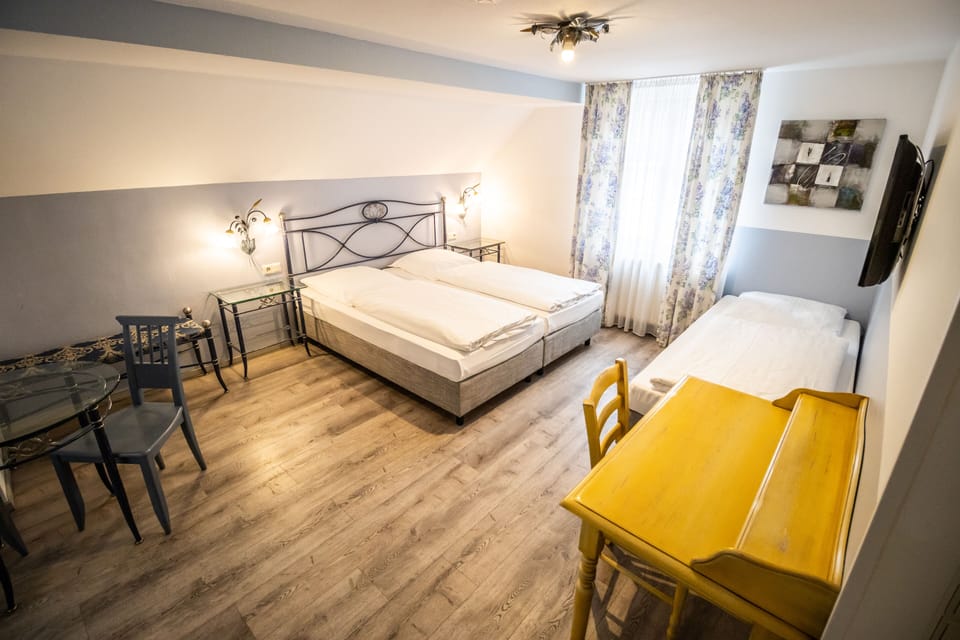 Triple Room | Desk, soundproofing, free WiFi, bed sheets