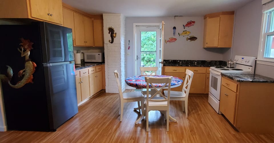 Updated Kitchen photo with new refrigerator.