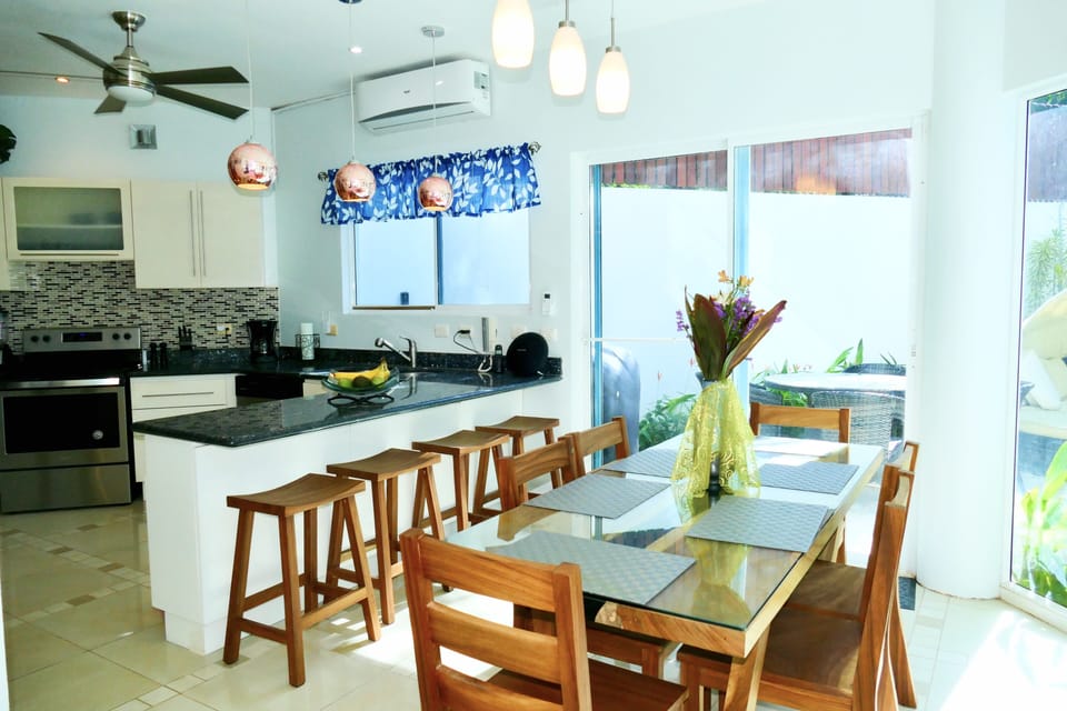 Villa 2 dining area. 6 seats at table and 4 at adjacent breakfast bar 
