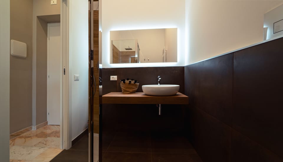 Design Double or Twin Room | Bathroom | Shower, rainfall showerhead, free toiletries, hair dryer
