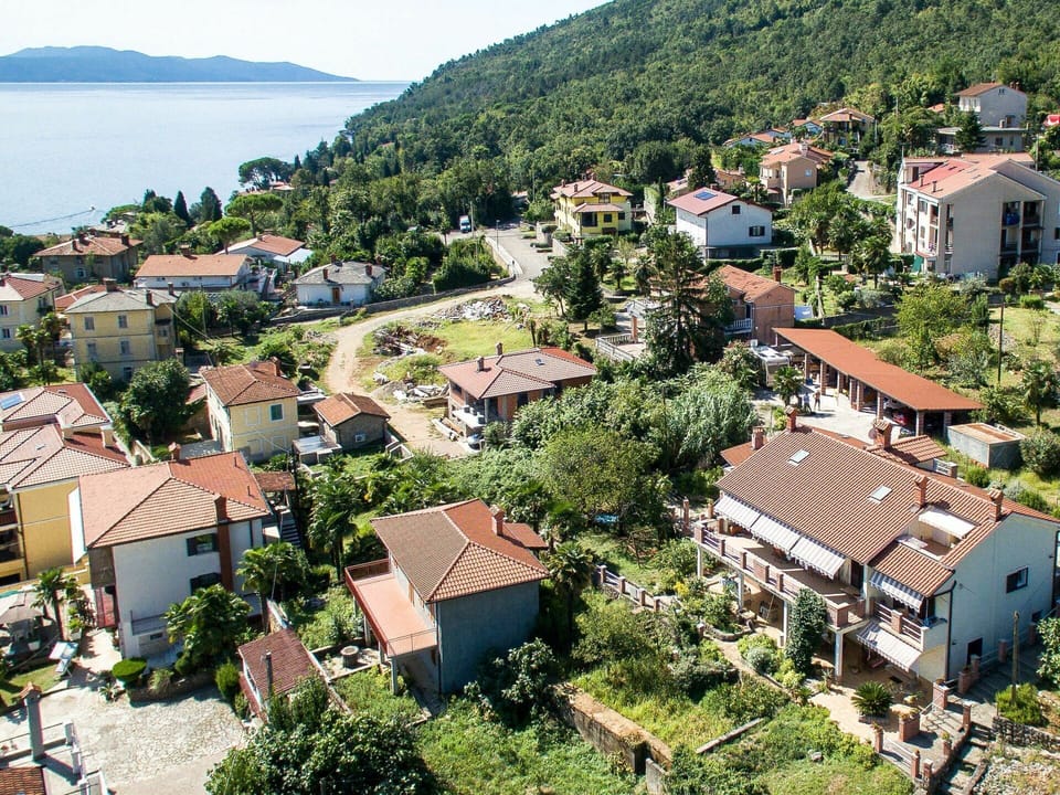 Mountain Village, Town, Residential Area, Neighbourhood, Human Settlement, Village, Suburb, Urban Area, Hill Station, City