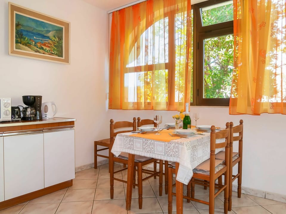 Room, Furniture, Property, Dining Room, Interior Design, Table, Building, Orange, House, Floor