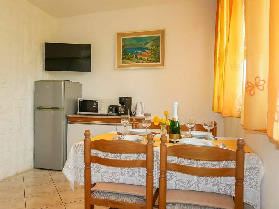 Room, Property, Furniture, Yellow, Interior Design, Dining Room, Table, Building, House, Real Estate