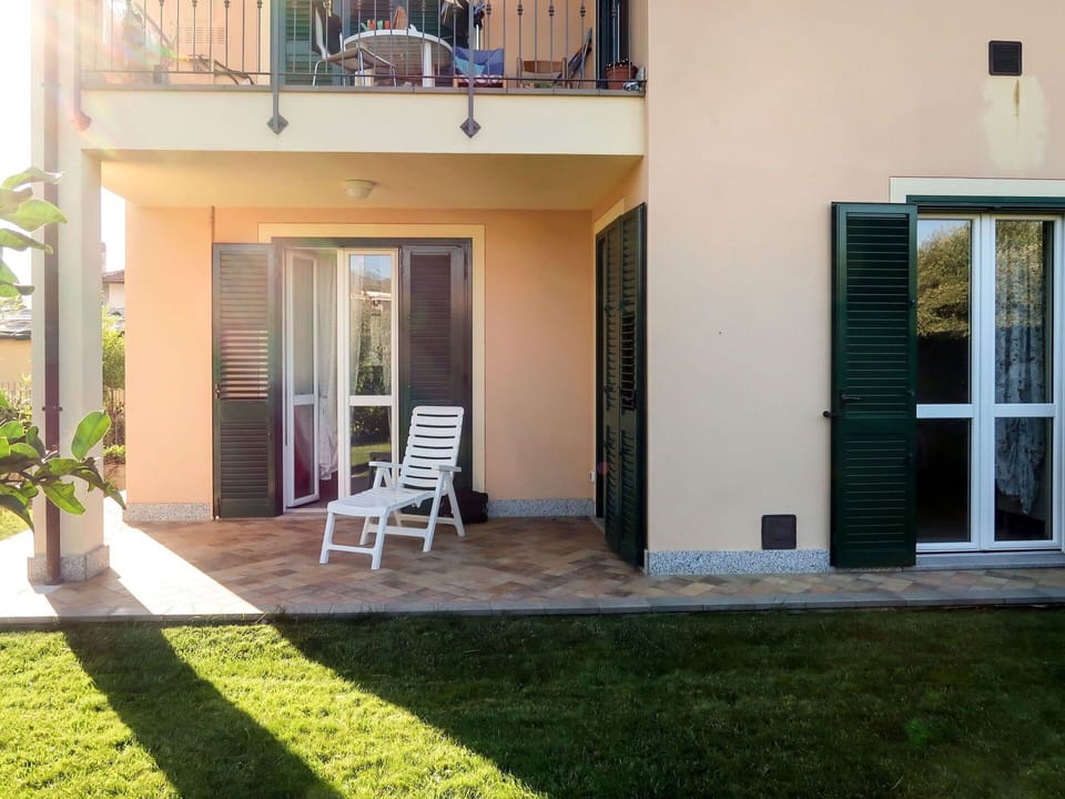 Building, Plant, Door, Wood, Shade, Window, Interior Design, Chair, House, Residential Area
