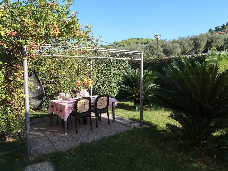 Sky, Plant, Plant Community, Outdoor Table, Chair, Tree, Outdoor Furniture, Natural Landscape, Table, Grass
