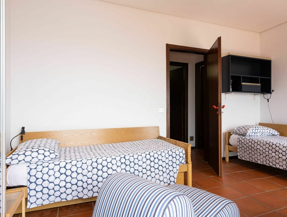 Bed, Furniture, Bedroom, Room, Property, Bed Sheet, Bed Frame, Bedding, Wall, Interior Design