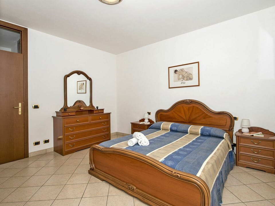 Bedroom, Room, Furniture, Bed, Bed Sheet, Property, Bedding, Bed Frame, Ceiling, Floor