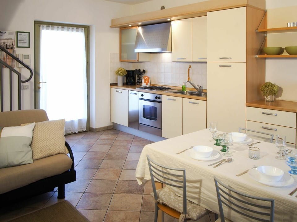 Room, Property, Furniture, Interior Design, Building, Floor, Living Room, House, Table, Ceiling