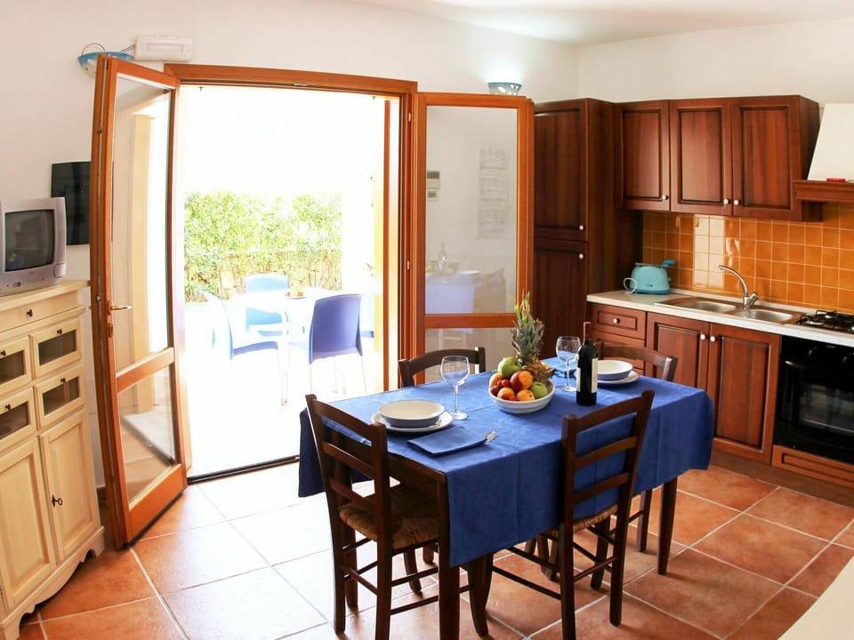 Room, Furniture, Kitchen, Property, Cabinetry, Countertop, Building, House, Home, Interior Design
