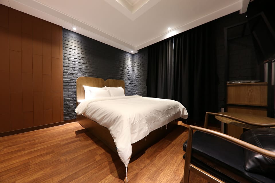 Deluxe Room | Individually decorated, individually furnished, laptop workspace