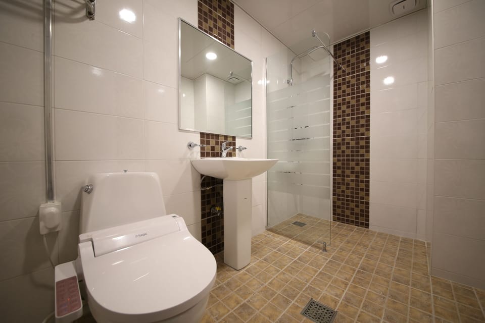 Premium Battleground 2PC Room | Bathroom shower