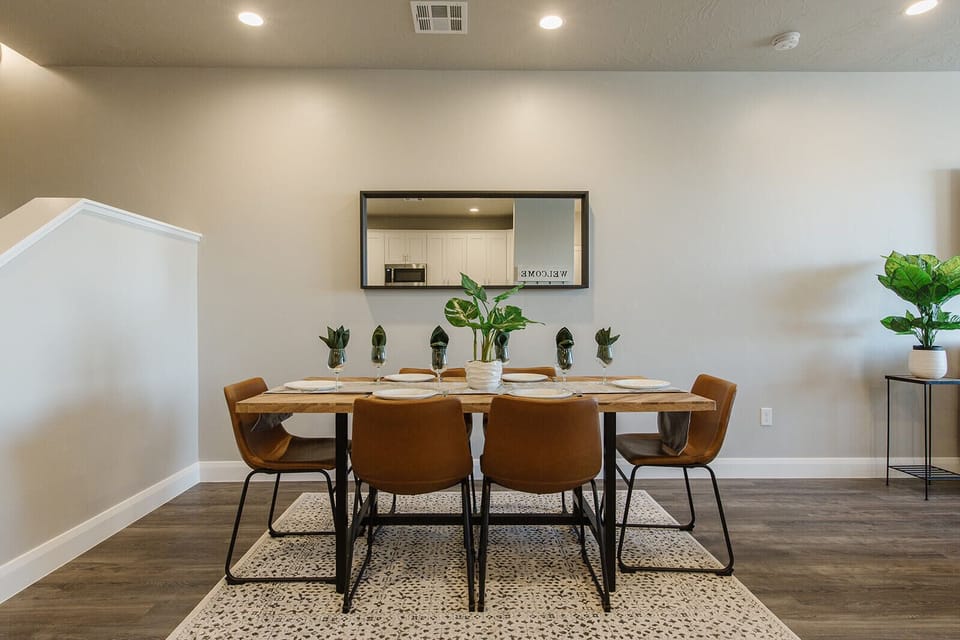 Rentals Escondido 1101 Southern Utah Vacation Rentals- Family Dining Room Sits 6