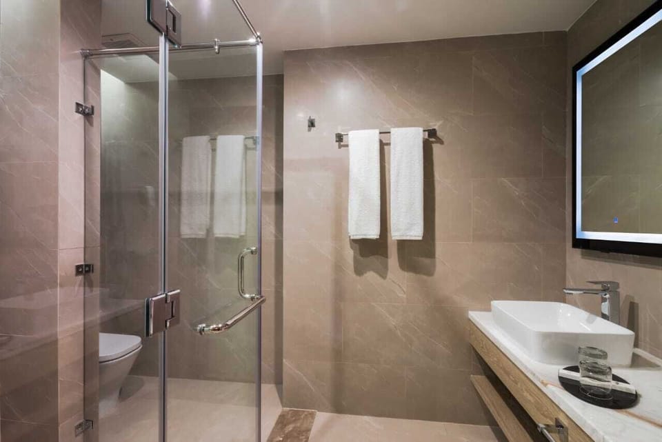 Standard King Room | Bathroom | Shower, hair dryer, slippers, towels