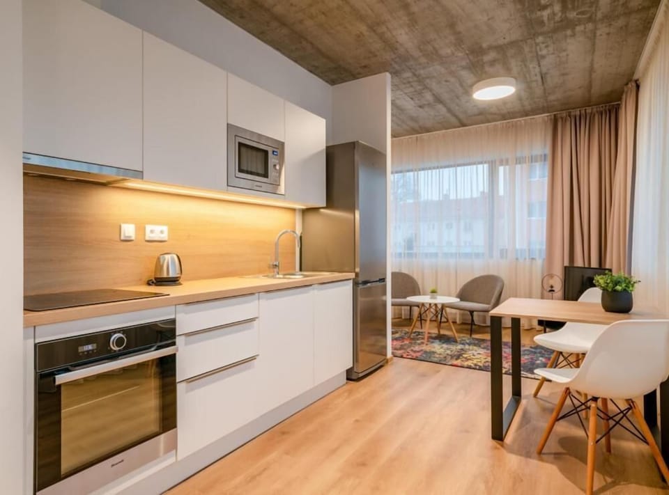 Full-size fridge, microwave, oven, stovetop