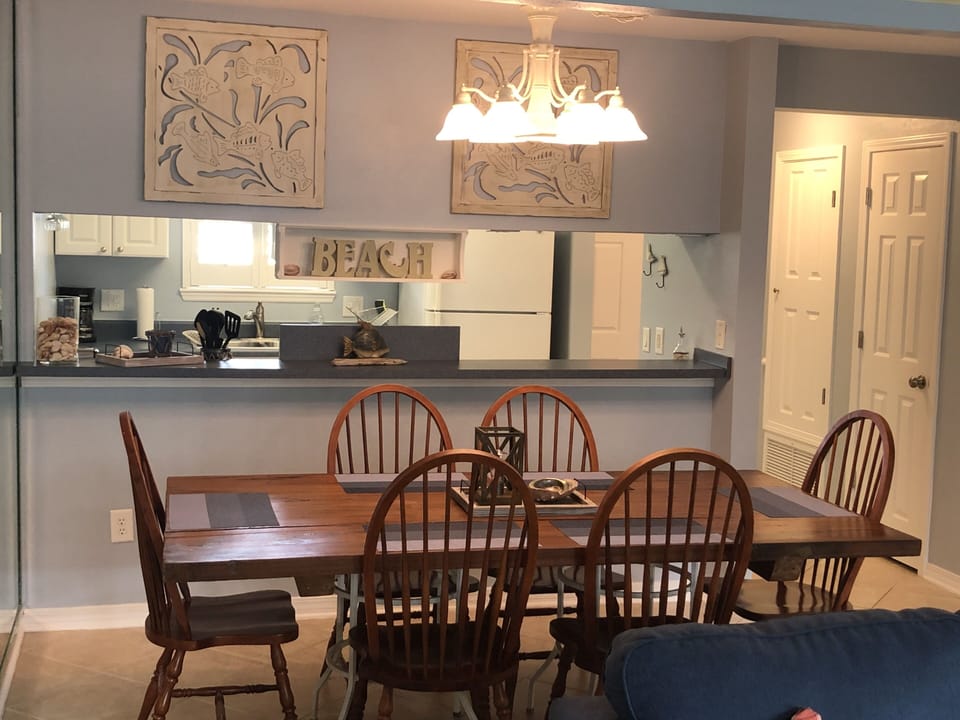 Dining area for 6 quests. 