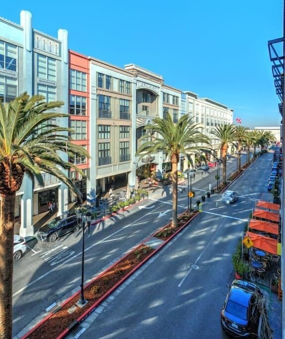 "...Location is prime and the place itself is comfortable, clean, and well suited for a business traveller...Everything you need is within walking distance..." -Kevin (July 2019)