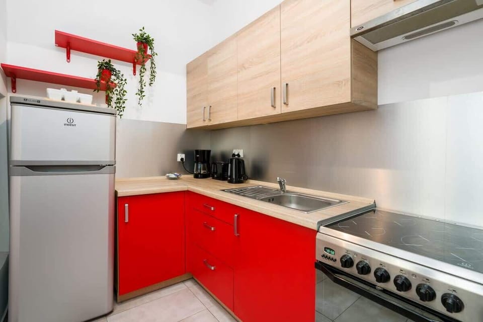 Enjoy a fresh cup of coffee from the coffee machine in the well-appointed kitchen.