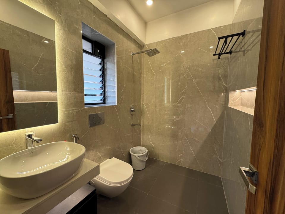 Deluxe Room | Bathroom | Shower, towels