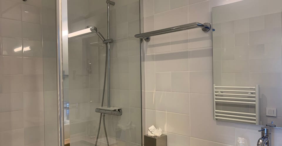 Classic Double Room | Bathroom | Free toiletries, hair dryer, bathrobes, towels