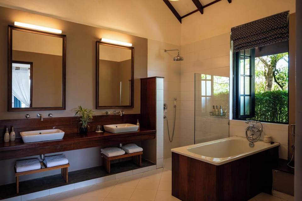 Lakeview Suite | Bathroom | Shower, free toiletries, bathrobes, slippers