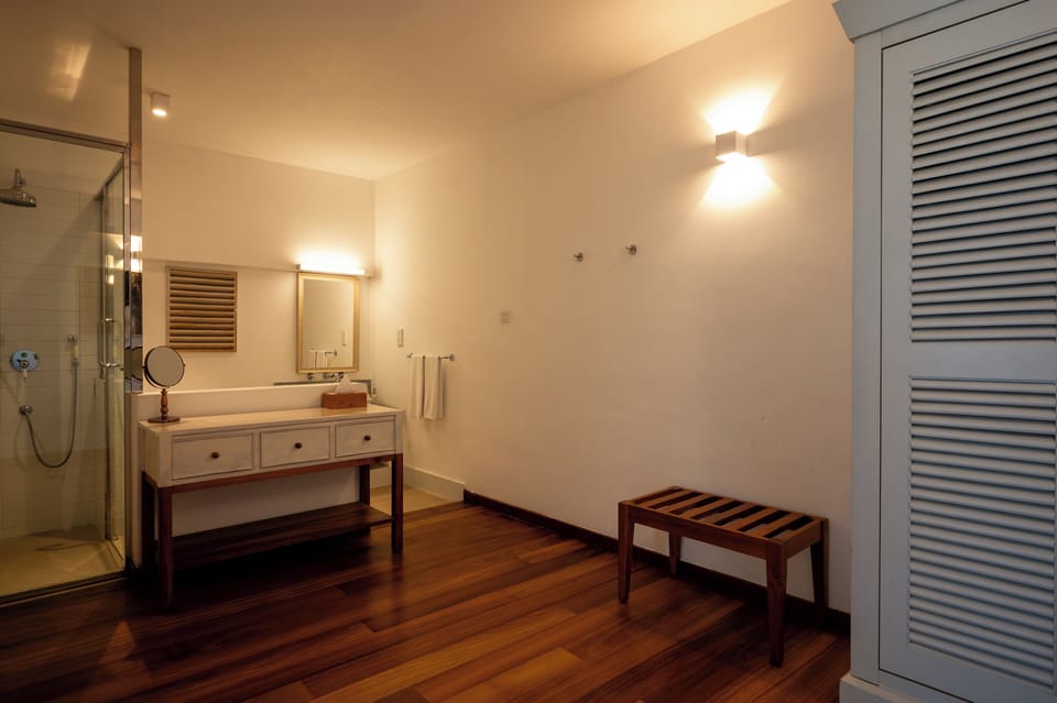 Lakeview Suite | Bathroom | Shower, free toiletries, bathrobes, slippers