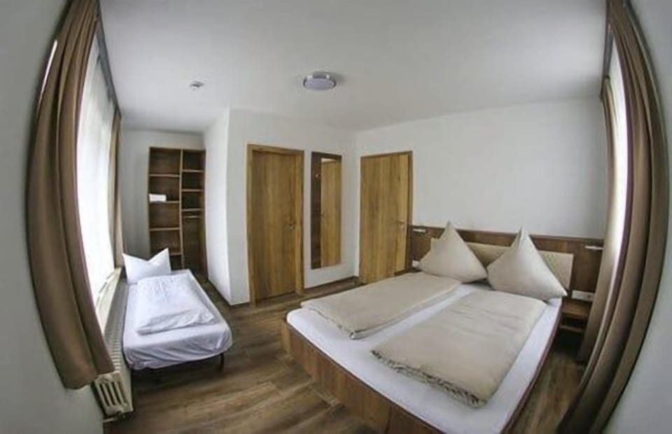 Double Room | Desk, free WiFi, bed sheets