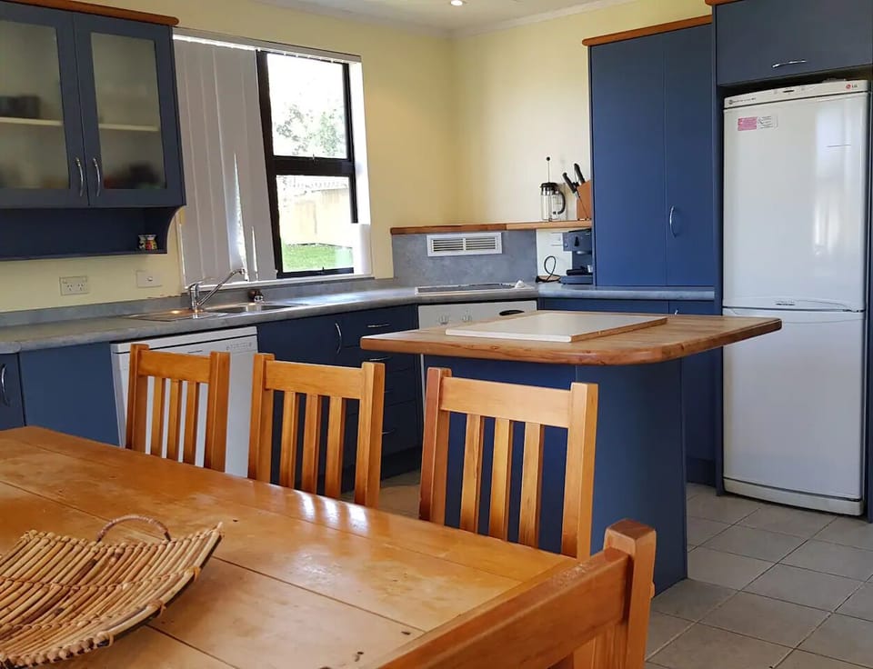 A view of the well-appointed kitchen and dining area. Plentry of space for all.