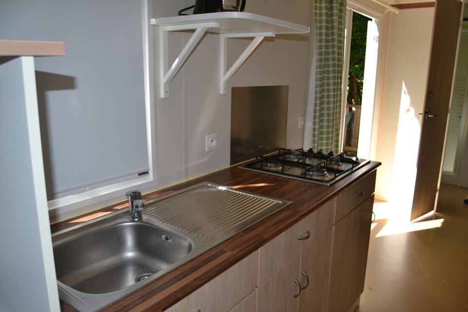 Comfort Mobile Home | Private kitchen | Fridge, microwave, stovetop, coffee/tea maker