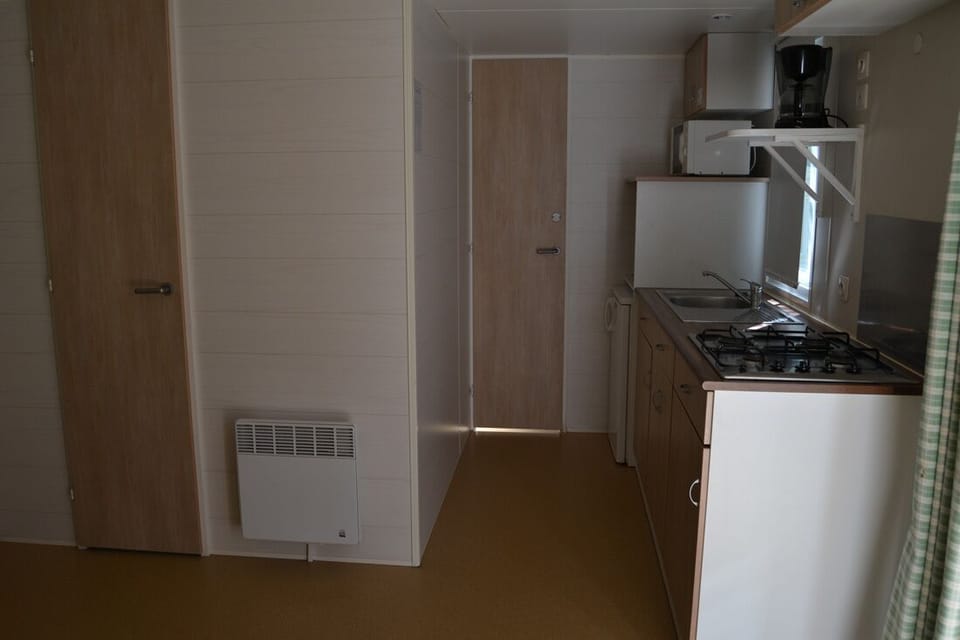 Comfort Mobile Home | Private kitchenette | Fridge, microwave, stovetop, coffee/tea maker