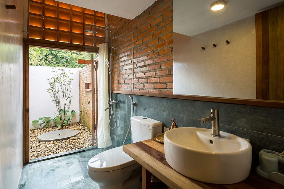 Deluxe Room, 1 Queen Bed, Pets Not Allowed, Garden View | Bathroom | Shower, designer toiletries, hair dryer, slippers