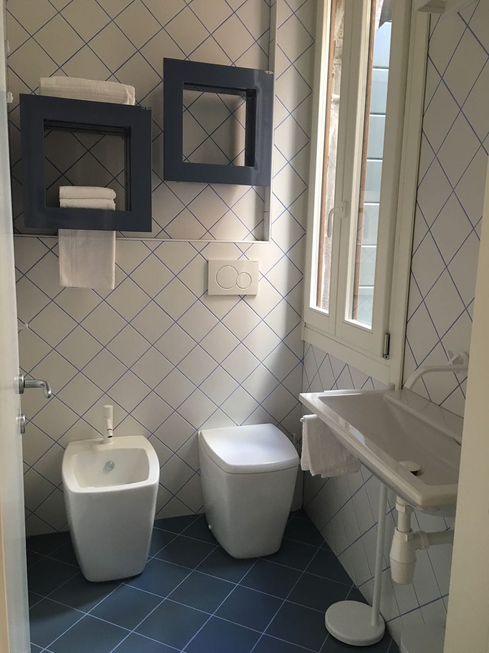 Shower, rainfall showerhead, free toiletries, hair dryer