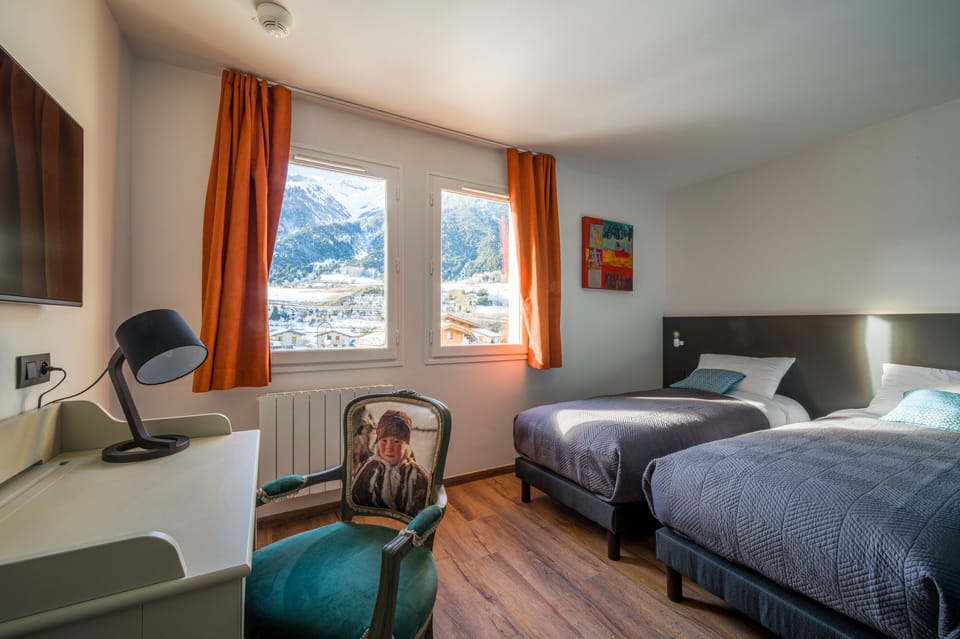 Twin Room | Desk, free cribs/infant beds, free WiFi