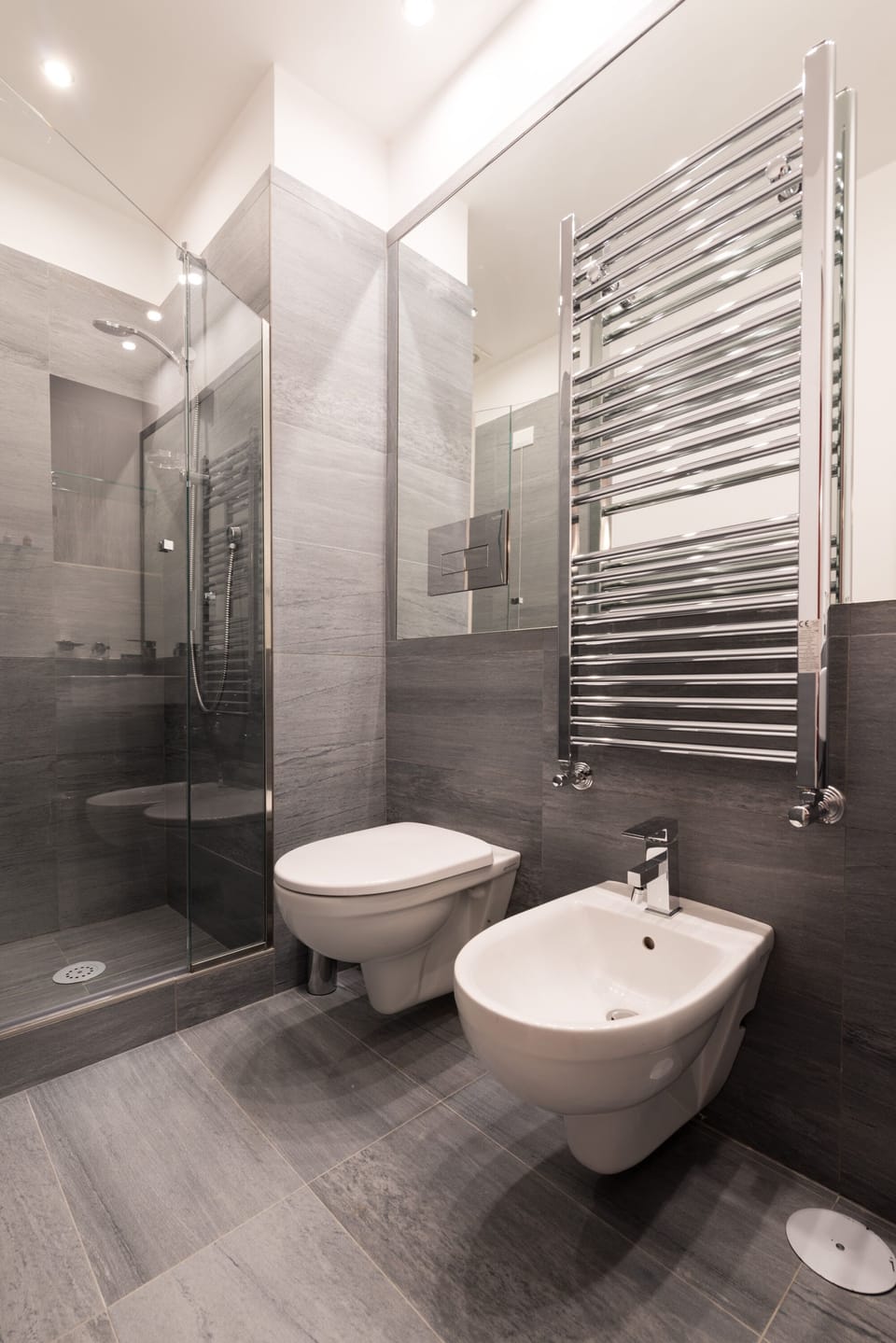 Comfort Room (Pompei) | Bathroom | Shower, bidet, towels