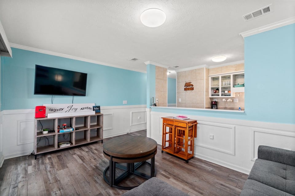 "This place was great and the view really was amazing! I highly recommend it and the location was great as well. Their communication went above and beyond and the check in process was seamless