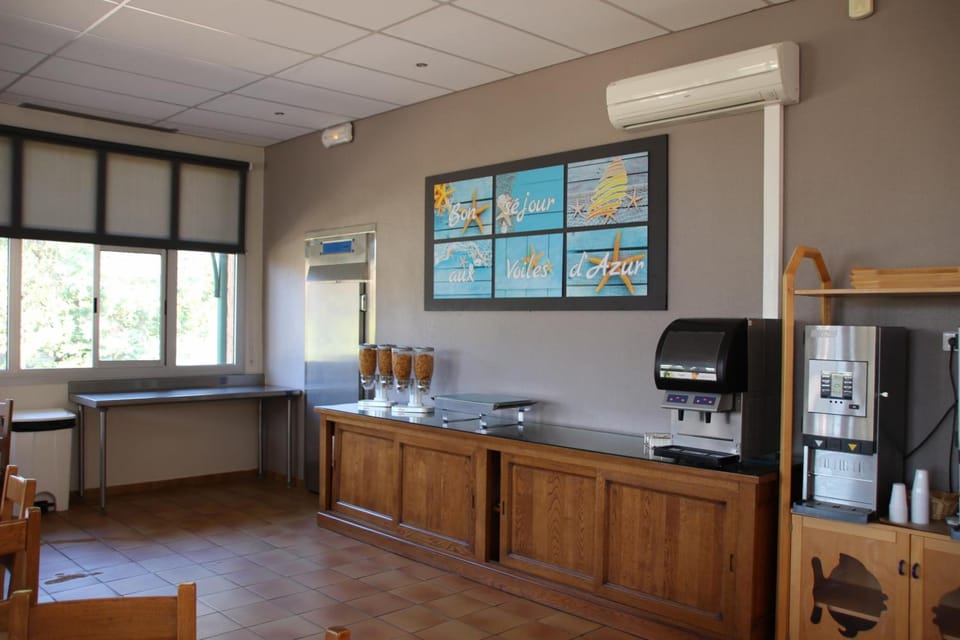 Breakfast, lunch and brunch served