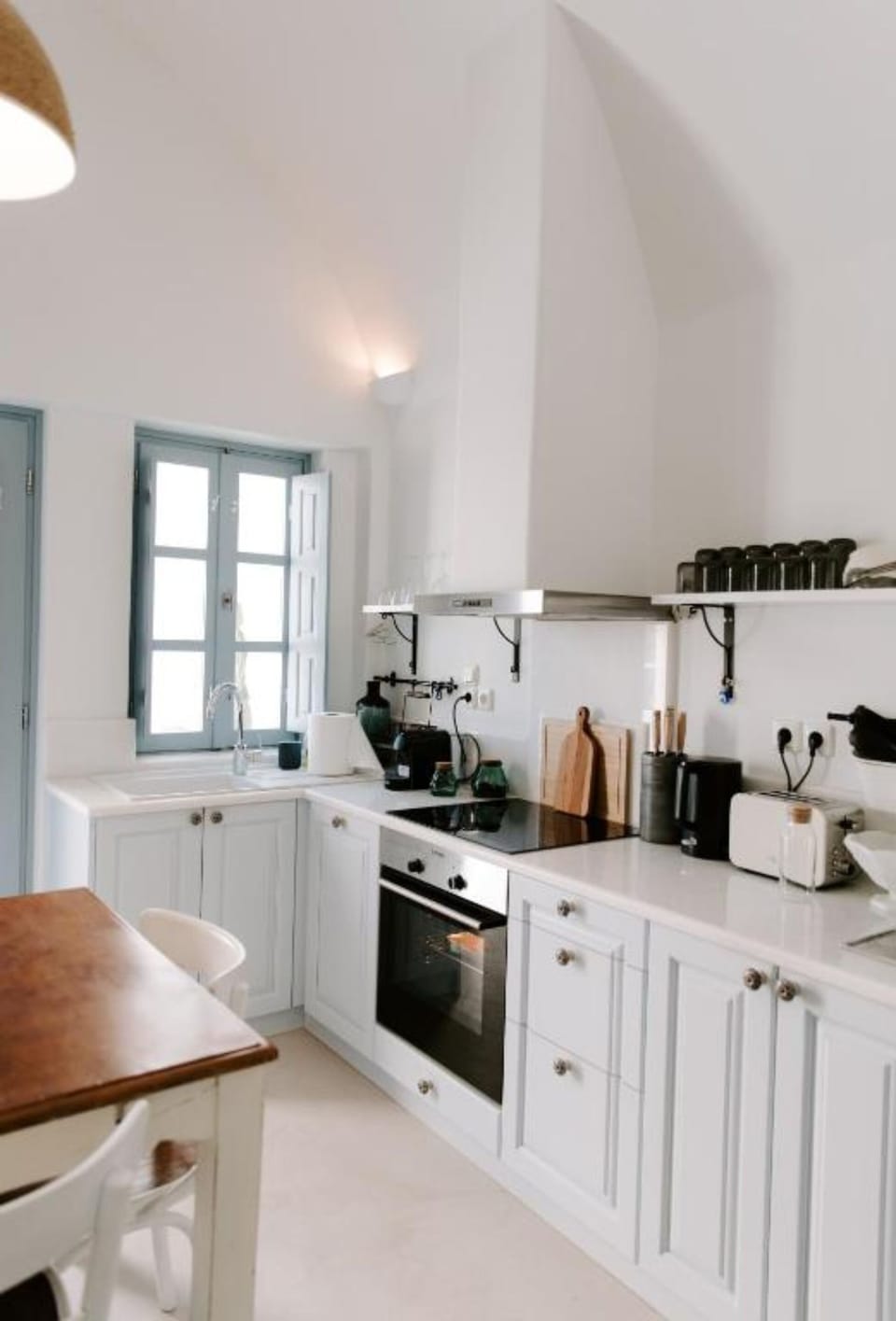 Blue Door Villa | Minibar, in-room safe, individually decorated, individually furnished