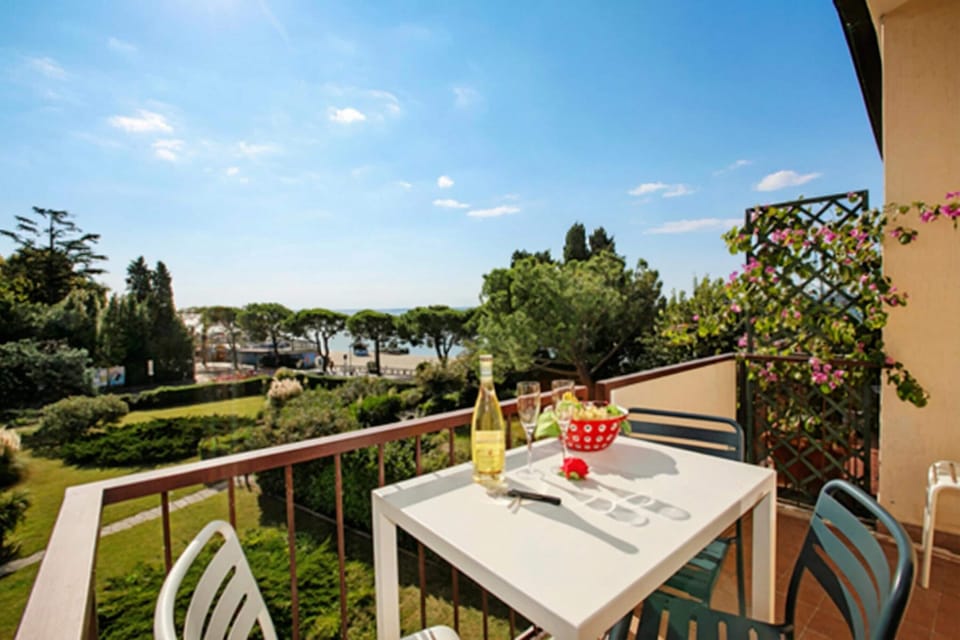Family Apartment, Multiple Bedrooms, Lakeside (Spiaggia Azzurro -lakeside with) | Outdoor dining