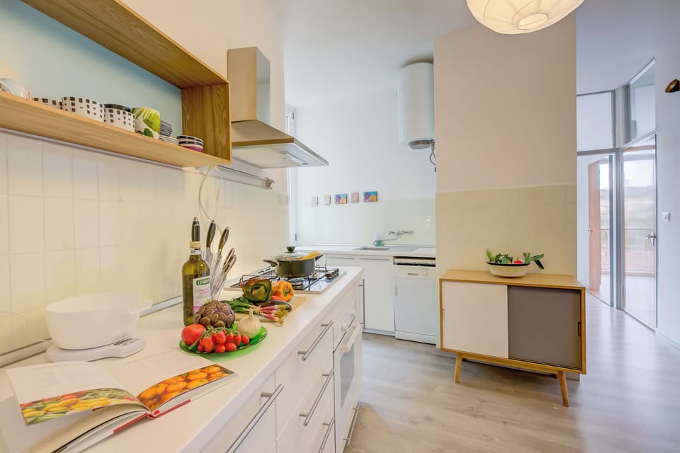 Family Apartment, 1 Bedroom, Microwave, Lakeside (Appartamento di Tommaso) | Private kitchen | Full-size fridge, microwave, oven, stovetop